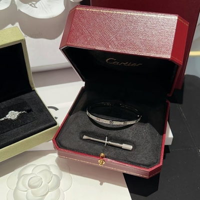 GIA Unique Diamond Jewelry Classic Style Modern Design Cartier Jewelry