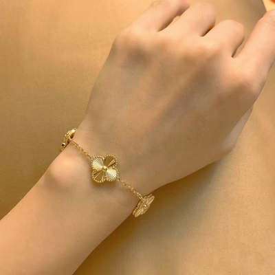 Luxury Brand 18k Yellow Gold Bracelet HK Setting Jewelry With Unique Designs