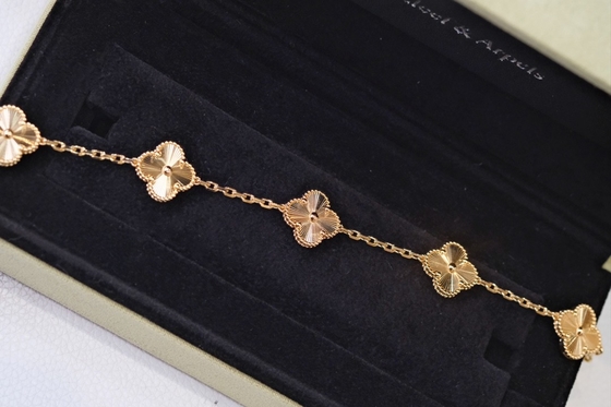 Luxury Brand 18k Yellow Gold Bracelet HK Setting Jewelry With Unique Designs