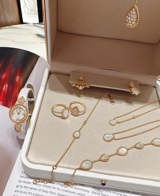 Elegant 18K Gold Diamond Jewelry Customized Weight Geometric Prong Setting Designs