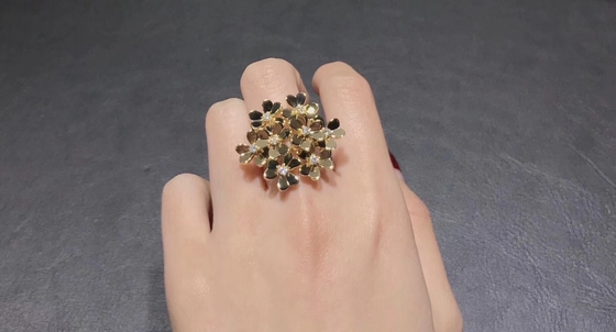 Handmade 18K Gold Diamond Ring With Mirror Polished 8 Flowers Design