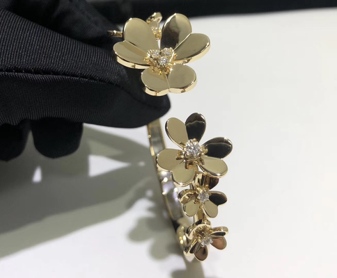New design for Van Cleef & Arpels bracelet clover 18k gold diamond