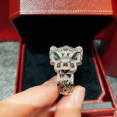1.18 Carat 392 Diamonds Cartier Jewelry Ring With 2 Emeralds