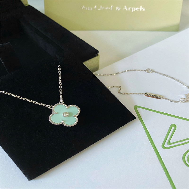 VCA HK Setting 18k White Gold Diamond Necklace Van Cleef Arpels Holiday Pendant