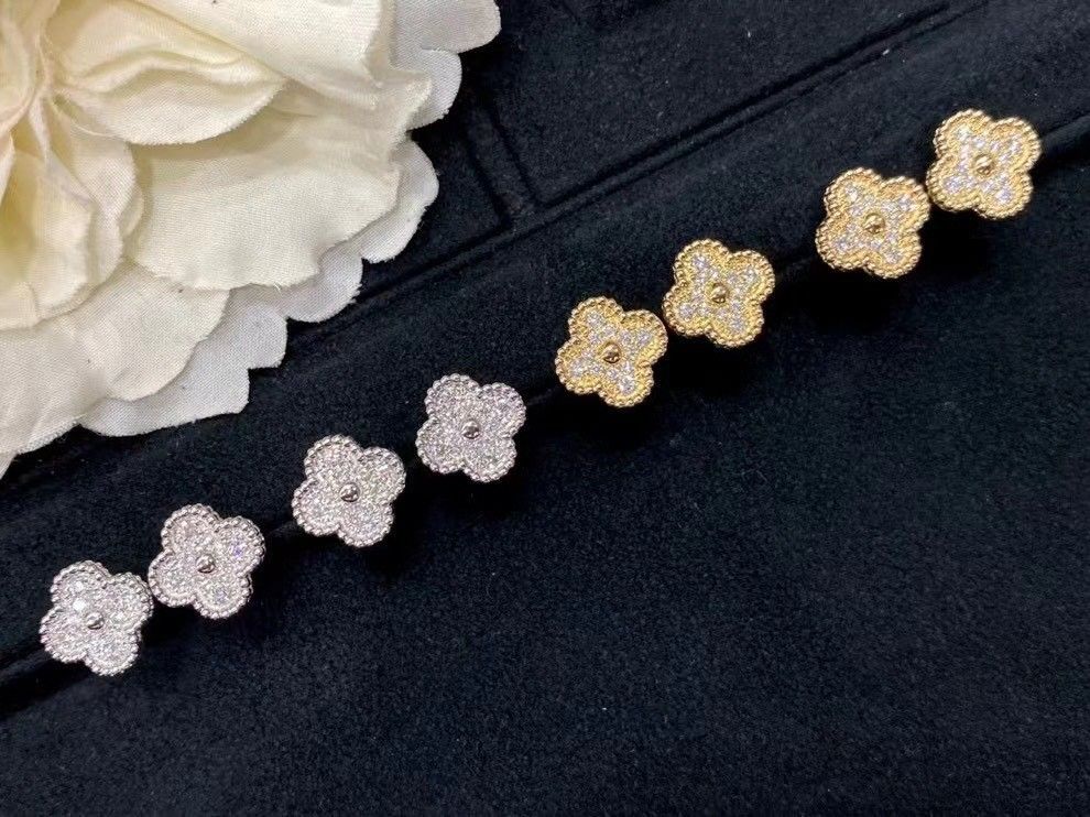 Small Size 18K Yellow Gold Earrings Modern Custom Brand Jewelry For B2B Buyers
