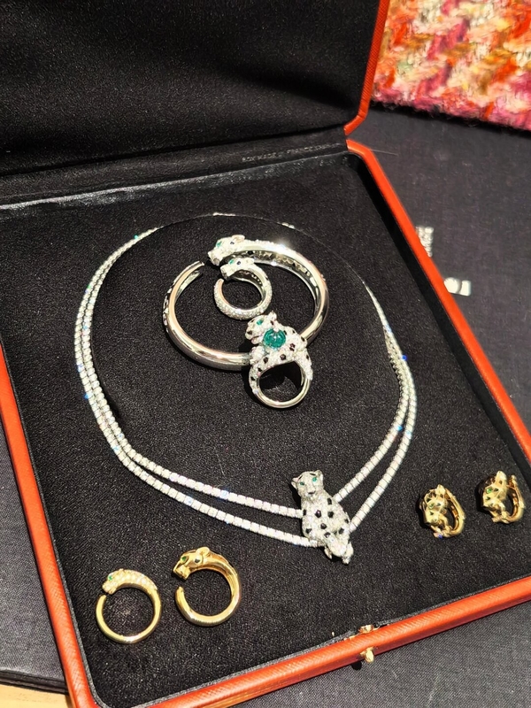 Luxurious jewelry manufacturer Custom Weight Excellent Polish Various Cuts and Colors Available
