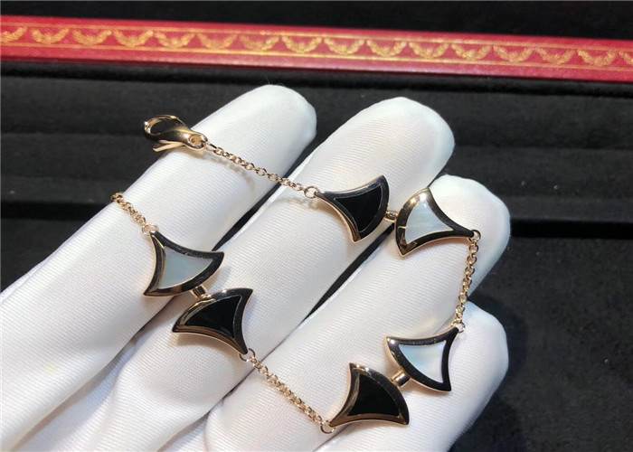 Elegant  Divas Dream 18K Gold Diamond Bracelet With Agate And White Shell