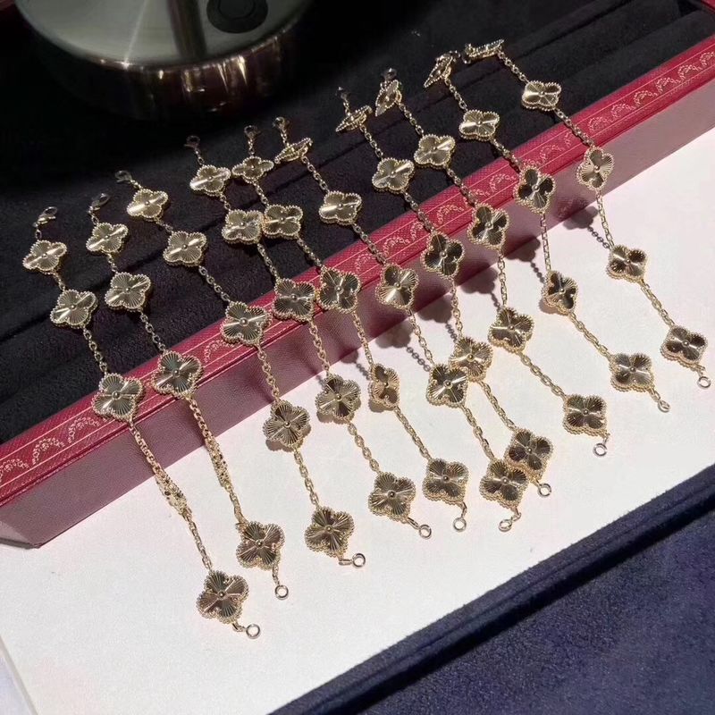 Custom Brand jewelry for sale Magnificent , 18K Yellow Gold Vintage  Bracelet luxury jewelry brands