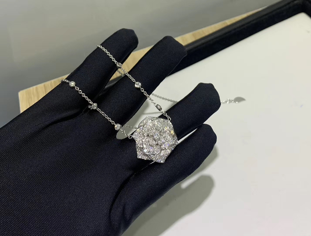 No Gemstone 18K Gold Diamond Necklace Piaget Rose Pendant OEM