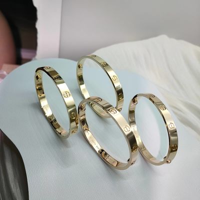 18K Gold Diamond High Jewelry with Vvs Clarity and Timeless Sapphire Type Gemstone